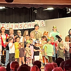 Gruppenbild_Die_Schule_der_magischen_Tiere.jpg